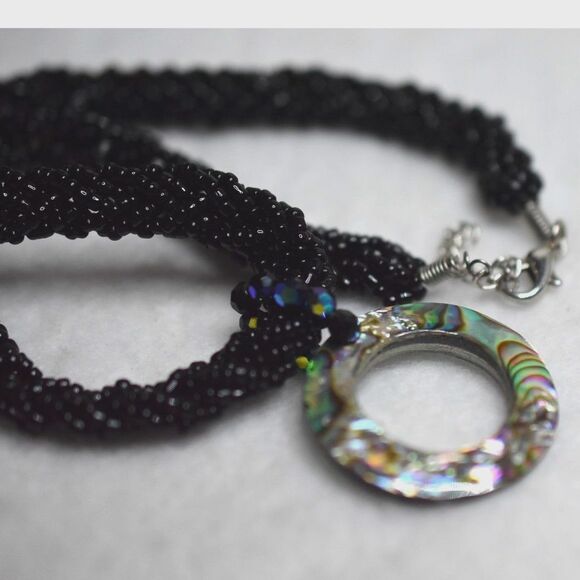 Elegant Black Braided Beads Abalone Pendant Like New Choker Necklace - Picture 3 of 3